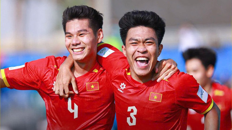 Хиеу Минь (слева) забил гол, доводя преимущество вьетнамской команды до 2:0. (Фото: Федерация футбола Вьетнама)