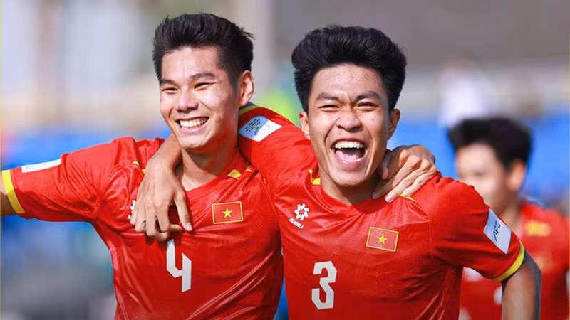 Хиеу Минь (слева) забил гол, доводя преимущество вьетнамской команды до 2:0. (Фото: Федерация футбола Вьетнама)