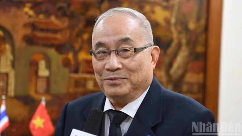 Сенатор Лае Дилоквидхьярат дает интервью корреспонденту газеты «Нянзан». (Фото: Суан Шон)