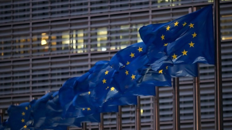 Флаг ЕС развевается у здания Европейской комиссии в Брюсселе, Бельгия. (Фото: Синьхуа)