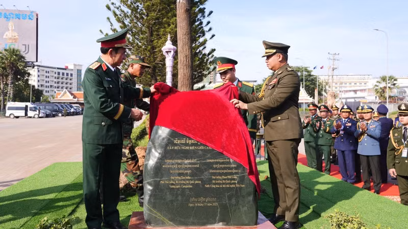 Генерал армии Фан Ван Жанг, министр национальной обороны Вьетнама, и генерал армии Тиа Сеиа, заместитель премьер-министра, министр национальной обороны Королевства Камбоджа, сажают дерево дружбы в международном пункте пропуска Бавет. (Фото: ВИА)