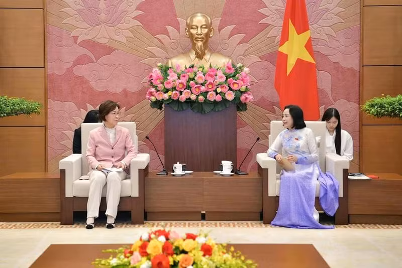 Заместитель председателя НС Нгуен Тхи Тхань приняла Ли Ин Сун, председателя комитета по гендерному равенству и семье Национальной ассамблеи Республики Корея. Фото: ВИА