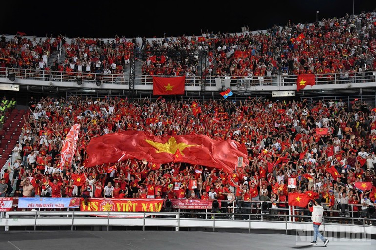 Вьетнамские болельщики бурно празднуют победу сборной U22 Вьетнама на стадионе «Раджамангала».
