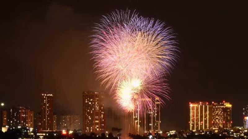 Фейерверки озарили ночное небо над озером Хотэй.