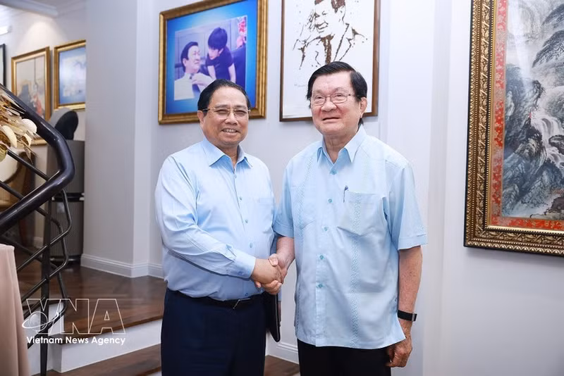 Премьер-министр Фам Минь Тьинь поздравляет с Новым годом товарища Чыонг Тан Шанга, бывшего Президента государства. (Фото: ВИА)