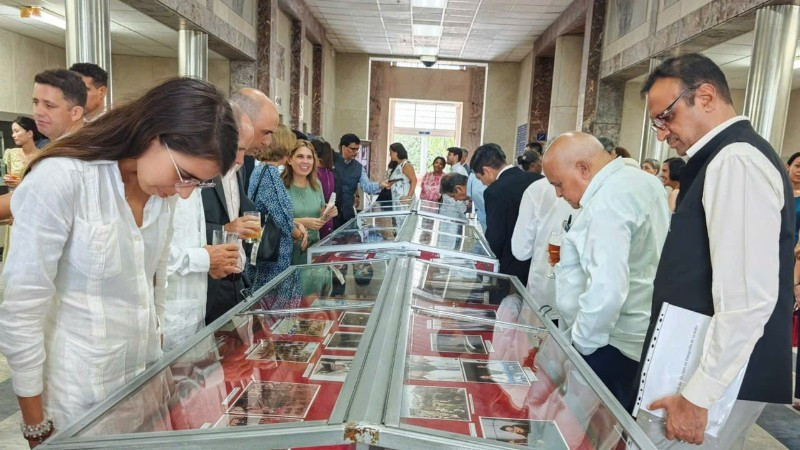 Почетные гости осматривают выставку. (Фото: Посольство Вьетнама на Кубе)