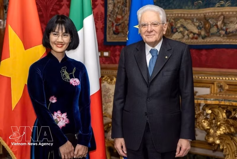 Чрезвычайный и Полномочный Посол Вьетнама в Итальянской Республике Нгуен Фыонг Ань вручила верительные грамоты Президенту Итальянской Республики Серджо Маттарелле. (Фото: ВИА)