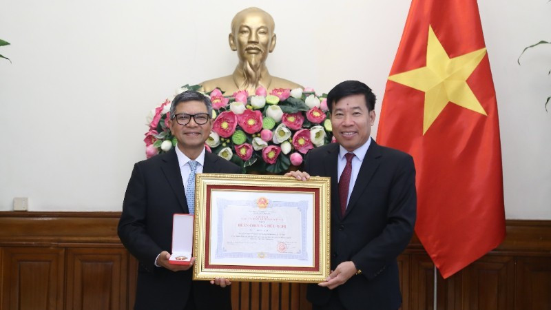 Заместитель министра иностранных дел Нгуен Мань Кыонг вручает Орден Дружбы Послу Индонезии во Вьетнаме. (Фото: baoquocte.vn)