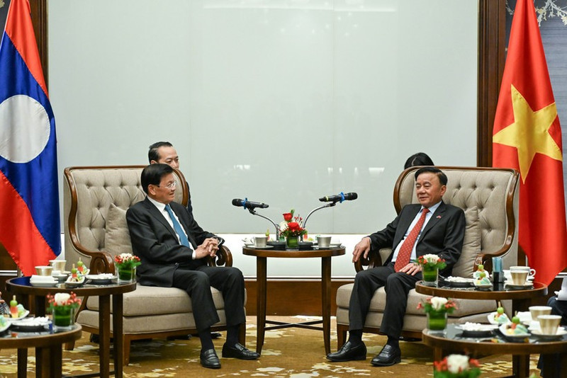 Постоянный член Секретариата ЦК КПВ Чан Кам Ту и Генеральный секретарь ЦК НРПЛ, Президент Лаоса Тхонглун Сисулит. (Фото: Зюи Линь)