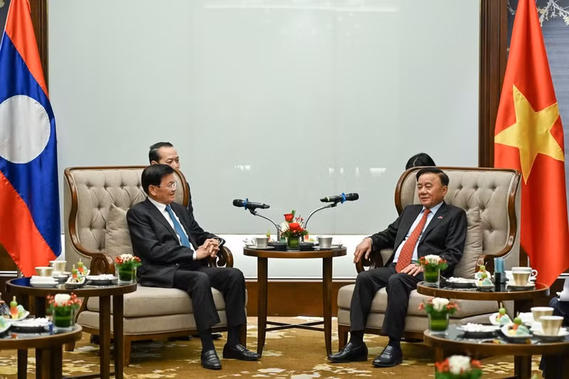 Постоянный член Секретариата ЦК КПВ Чан Кам Ту и Генеральный секретарь ЦК НРПЛ, Президент Лаоса Тхонглун Сисулит. (Фото: Зюи Линь)