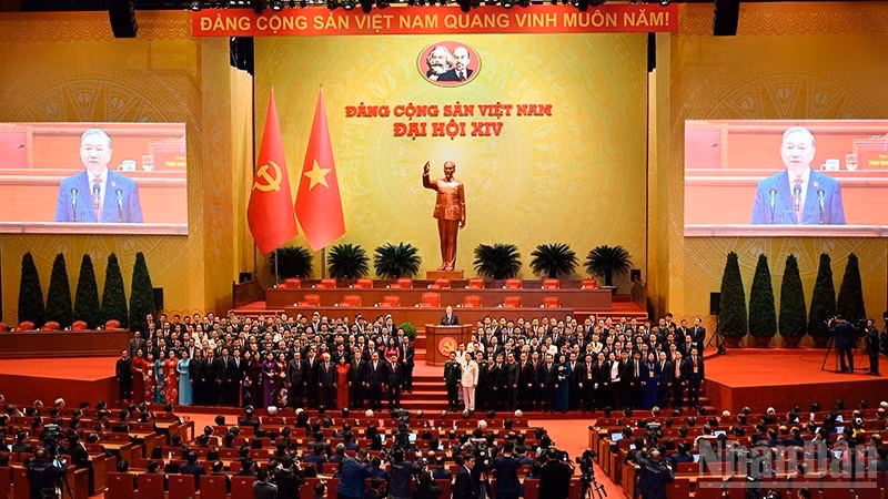 Центральный комитет КПВ XIV созыва представляется XIV съезду. (Фото: nhandan.vn)