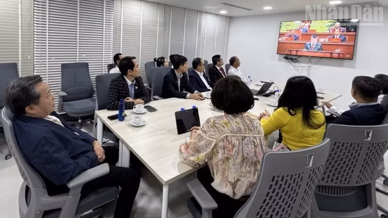 Члены VCBA следят за заключительным заседанием XIV съезда КПВ. (Фото: Динь Чыонг)