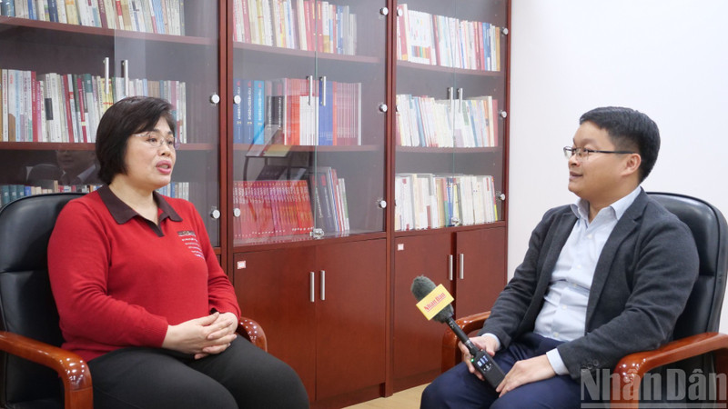 Китайский ученый Пань Цзинь’э (слева) беседует с постоянным корреспондентом газеты «Нянзан» в Китае.