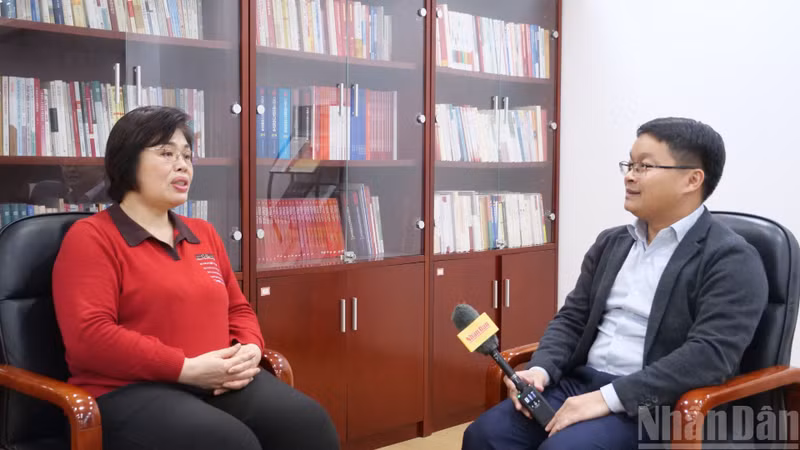 Китайский ученый Пань Цзинь’э (слева) беседует с постоянным корреспондентом газеты «Нянзан» в Китае.