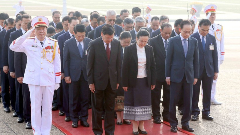 Генеральный секретарь ЦК НРПЛ, Президент Лаоса Тхонглун Сисулит с супругой и делегация почитают память Президента Хо Ши Мина. (Фото: ВИА)
