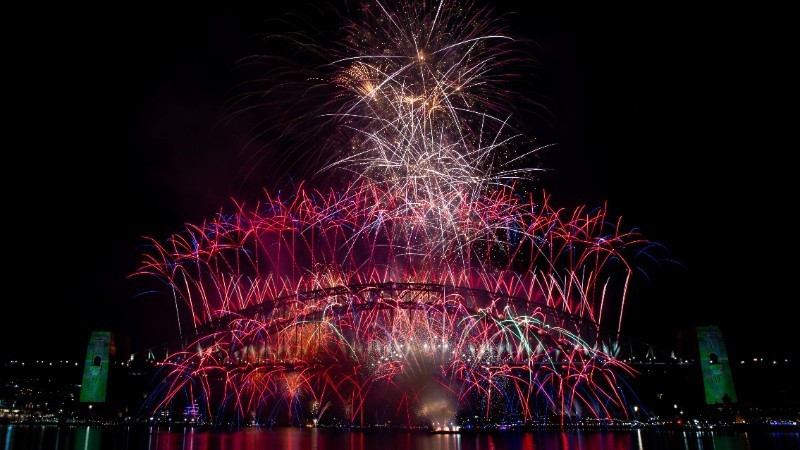 Яркий фейерверк по случаю встречи Нового 2026 года у моста Харбор-Бридж в Сиднее, Австралия. (Фото: Синьхуа/ВИА)