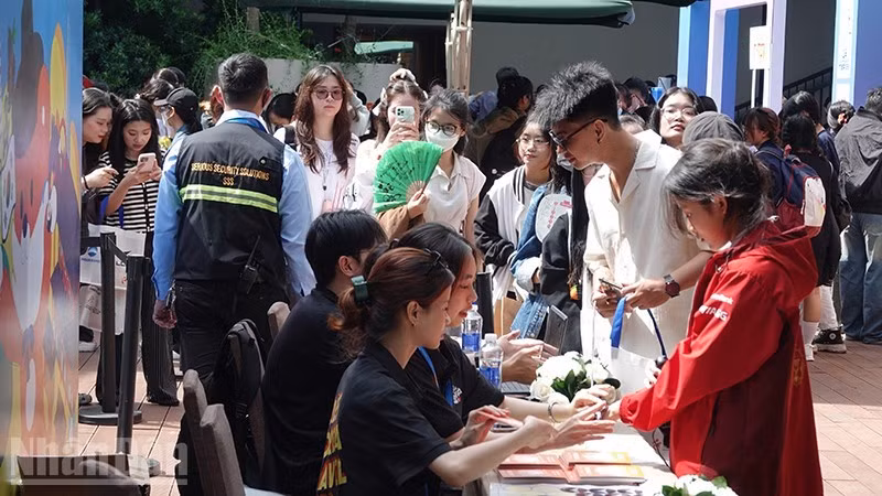 Многие молодые люди пришли зарегистрироваться на участие в мероприятиях Korea Travel Festa 2025 утром 21 июня. Фото: Мань Хао