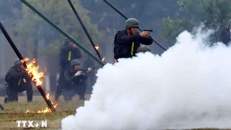 Сотрудники полицейского миротворческого подразделения № 1 демонстрируют навыки и приемы ведения боя, а также отработку возможных ситуаций, возникающих в условиях реальных боевых действий. (Фото: ВИА)