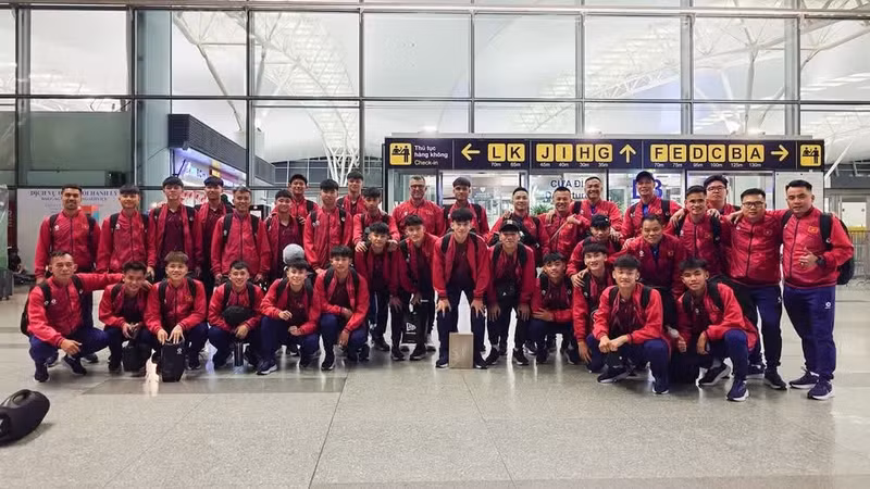 Тренерский штаб и футболисты сборной U17 Вьетнама в аэропорту Нойбай перед вылетом.