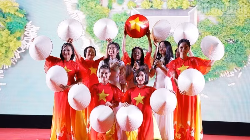 Художественный номер в рамках программы «Весна на Родине – 2026», организованной Посольством Вьетнама в Камбодже. (Фото: Динь Чыонг)