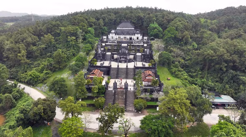 В путешествии по Хюэ туристы не могут обойти стороной императорские усыпальницы — места упокоения правителей династии Нгуен. На фото: усыпальница Кхай Диня. (Фото: ВИА)