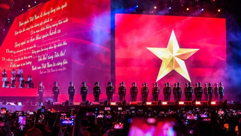 Художественно-публицистическая программа «Отечество в сердце», организованная газетой «Нянзан» вечером 10 августа 2025 года, собрала более 50 тысяч зрителей. (Фото: Тхе Дай)