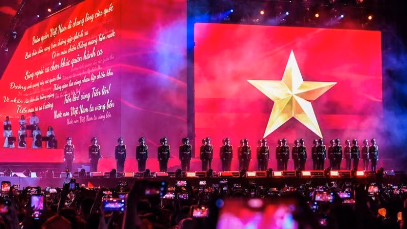 Художественно-публицистическая программа «Отечество в сердце», организованная газетой «Нянзан» вечером 10 августа 2025 года, собрала более 50 тысяч зрителей. (Фото: Тхе Дай)