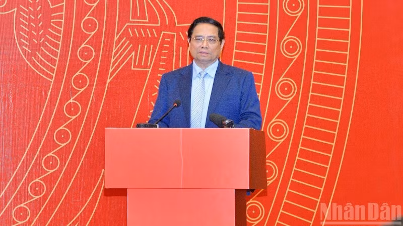 Премьер-министр Фам Минь Тьинь выступает на встрече. (Фото: Тхань Зянг)