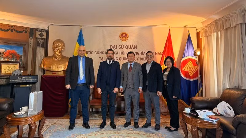 Послы делают памятное фото вместе с сотрудниками Посольства Вьетнама и Посольства Кубы. (Фото предоставлено Посольством Вьетнама в Швеции)