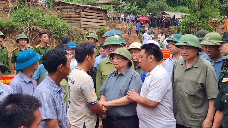 Премьер-министр навестил и выразил сочувствие жителям деревни Хангпуси общины Сазунг, пострадавшим от разрушительных ливней и наводнений в последние дни. Фото: корреспондент