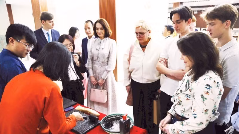 Иностранные гости с удовольствием знакомятся с искусством печати с деревянных клише. (Фото: nhandan.vn)