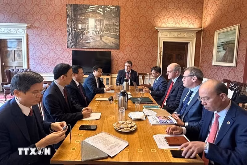 Делегация на рабочей встрече с руководителями Министерства высшего и последипломного образования, исследований, инноваций и науки Ирландии (DFHERIS). (Фото: ВИА)