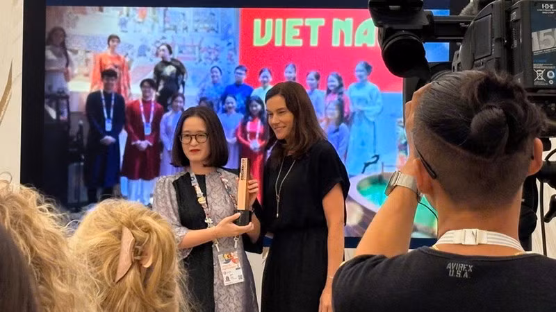 Директор выставочного дома Вьетнама До Лан Фыонг получает бронзовую награду в номинации «Лучший коллектив павильона». (Фото: предоставлено Департаментом международного сотрудничества)