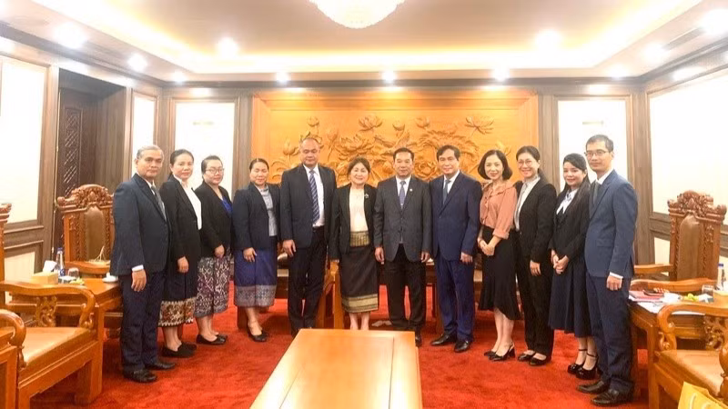 Делегаты фотографируются на память.