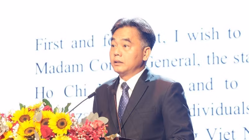 Заместитель председателя Народного комитета города Хошимина Нгуен Лок Ха выступает с приветственной речью.