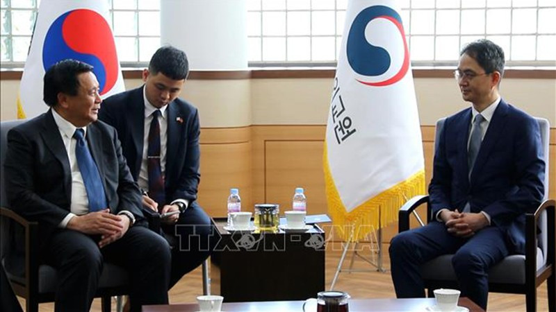 Товарищ Нгуен Суан Тханг на встрече с директором Корейской национальной дипломатической академии Пак Чхоль Хи. (Фото: ВИА)