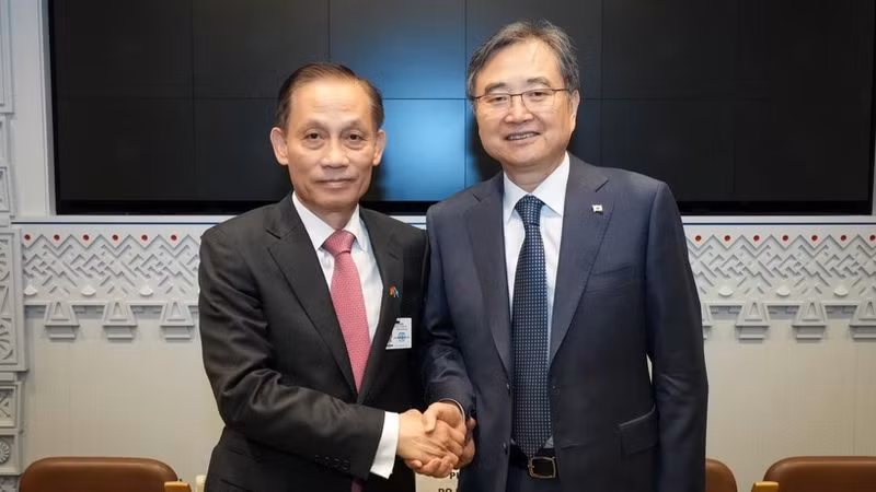И.о. Министра иностранных дел Ле Хоай Чунг и Министр иностранных дел Республики Корея Чо Хён. (Фото: МИД Вьетнама)