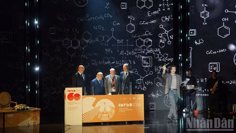 Церемония открытия 60-й Международной Менделеевской олимпиады школьников по химии. (Фото: Суан Хынг)