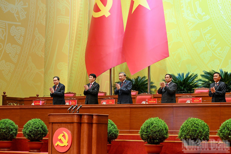 Руководители Партии и Государства на съезде.