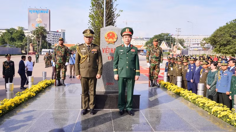 Генерал армии Фан Ван Жанг, министр национальной обороны Вьетнама, и генерал армии Тиа Сеиа, заместитель премьер-министра, министр национальной обороны Королевства Камбоджа, делают памятный снимок у пограничного столба №171 в международном пункте пропуска Бавет (Камбоджа). (Фото: ВИА)