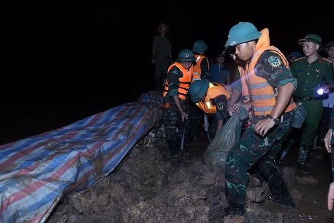 Силы гражданской обороны и военные подразделения продолжают наращивать земляные укрепления, предотвращая перелив воды и обеспечивая безопасность дамбы реки Кау. (Фото: ВИА)