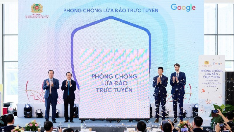 Представители Министерства общественной безопасности и компании Google на мероприятии 26 июня. (Фото предоставлено организаторами)