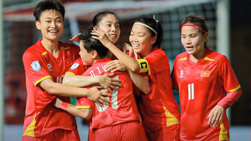 Капитан Хюинь Ньы вместе с товарищами по команде празднует забитый мяч. Фото: Федерация футбола Вьетнама