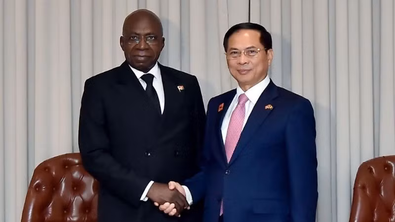 Вице-премьер, Министр иностранных дел Буй Тхань Шон и Министр иностранных дел Анголы Тете Антониу. Фото: baoquocte.vn