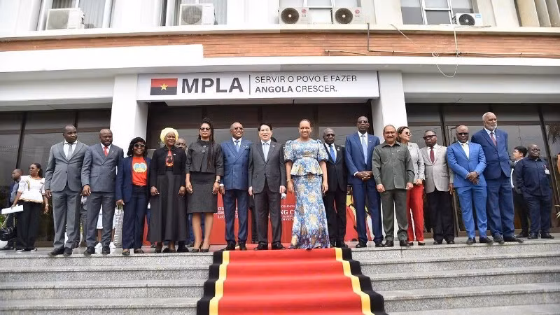 Президент Лыонг Кыонг посещает штаб-квартиру МПЛА.