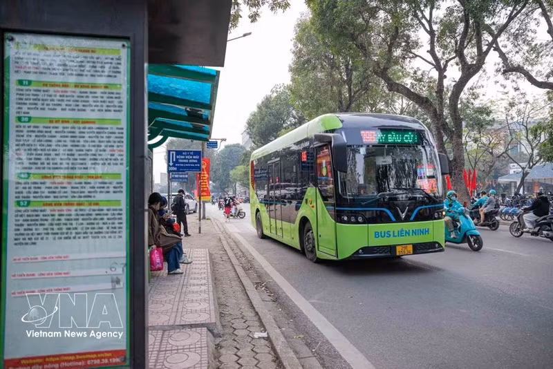 С 1 апреля Ханой вводит в эксплуатацию 10 маршрутов электрических автобусов с 288 транспортными средствами. (Фото: ВИА)