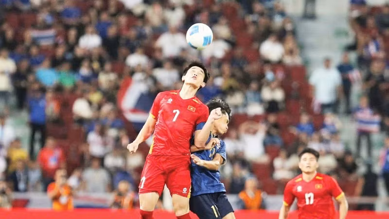 Нападающий Динь Бак (№ 7) три матча подряд признавался «Лучшим игроком матча» на SEA Games 33.