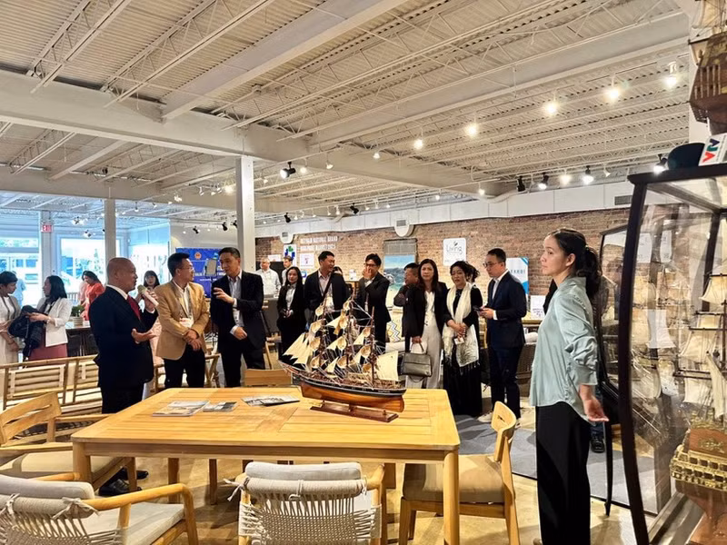 Вьетнамские товары представлены на ярмарке. (Фото: tapchicongthuong.vn)