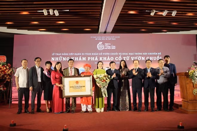 Представители жителей, управляющих органов и исследователи памятника Выончуой получают сертификат о присвоении статуса памятника городского уровня. (Фото: ВИА)