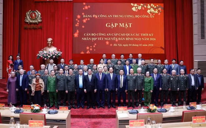 Генсек То Лам и руководящие кадры органов общественной безопасности разных периодов. (Фото: ВИА)